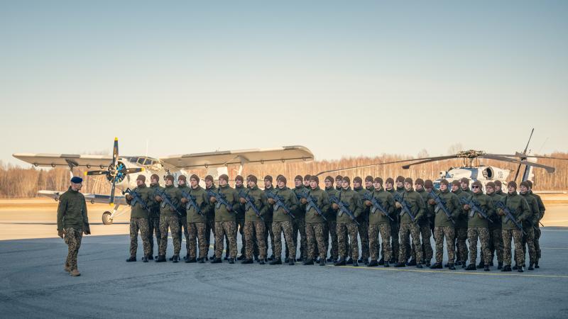Gaisa spēkos dienošie VAD karavīri dod zvērestu Lielvārdē