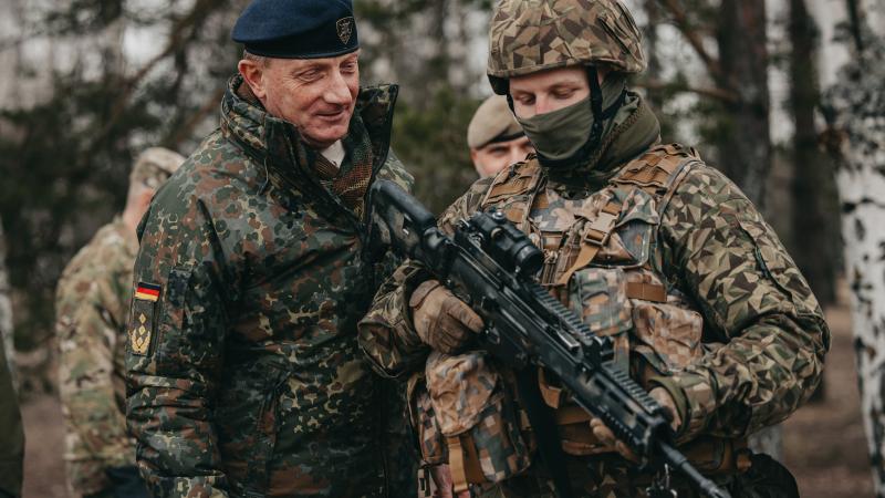 Sauszemes spēku mehanizētās kājnieku brigādes komandieris pulkvedis Oskars Kudlis tiekas ar NATO Ziemeļaustrumu daudznacionālā korpusa štāba komandieri ģenerālleitnantu Jirgens-Joahims fon Zandrartu 