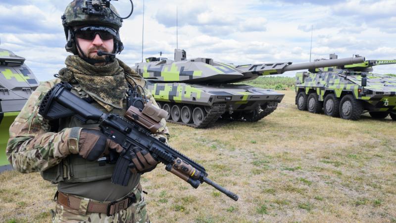 Karavīrs ar jaunākās paaudzes kaujas tanku "Panther"