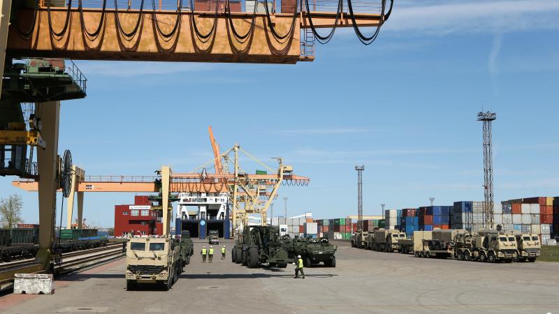 Kanādas tehnikas izkraušana Rīgas ostā