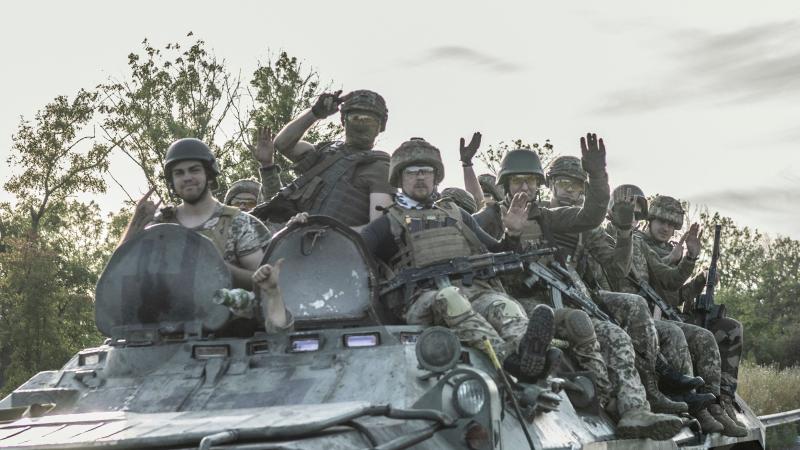 Ukrainas karavīri uz tanka