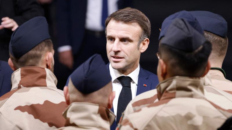 Francijas prezidents Emanuels Makrons vizītē pie karavīriem