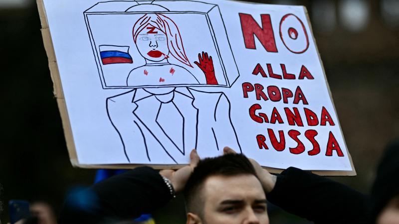 Vīrietis protestē pret Krievijas propagandu
