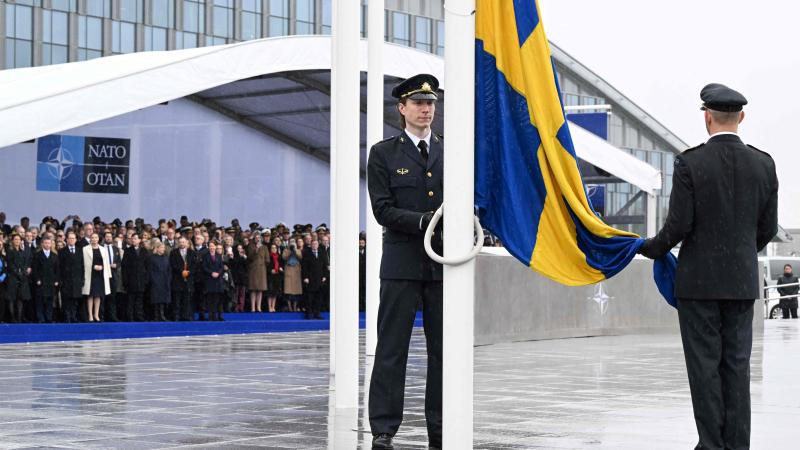 NATO galvenajā mītnē pacelts Zviedrijas karogs