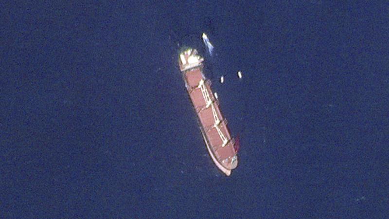 Zem Belizas karoga kuģojošs konteinerkuģis, kam uzbrūk Jemenas hutiešu kaujinieki