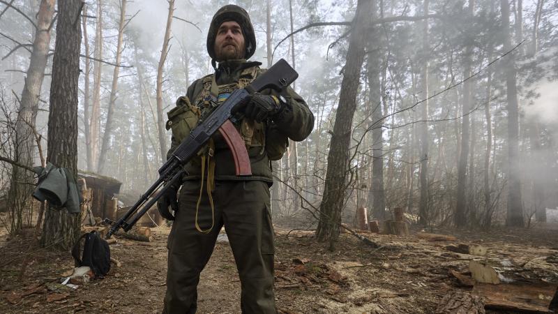 Ukrainas karavīrs ar ieroci rokās