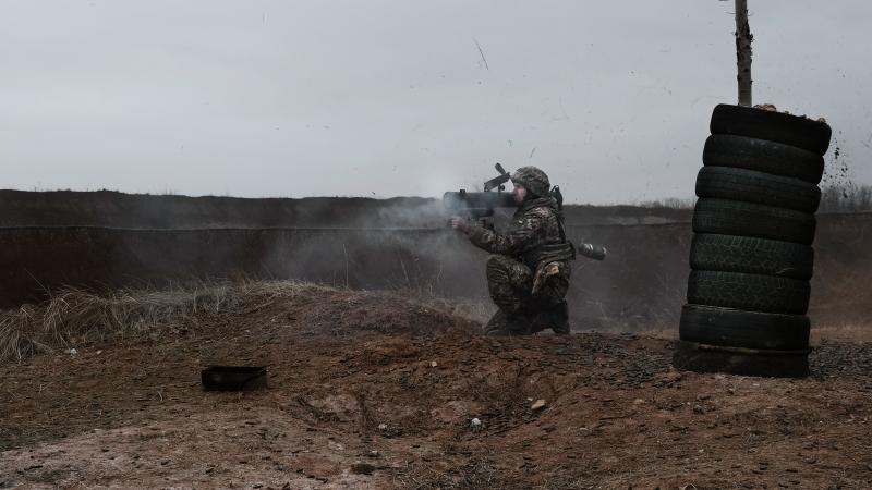 Ukrainas karavīrs šauj pa Krievijas pozīcijām