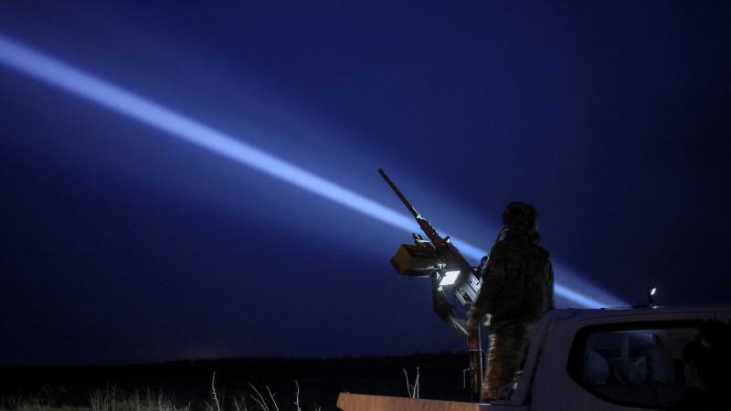 Ukrainas pretgaisa aizsardzības spēku karavīrs ar M2 "Browning" smago ložmetēju