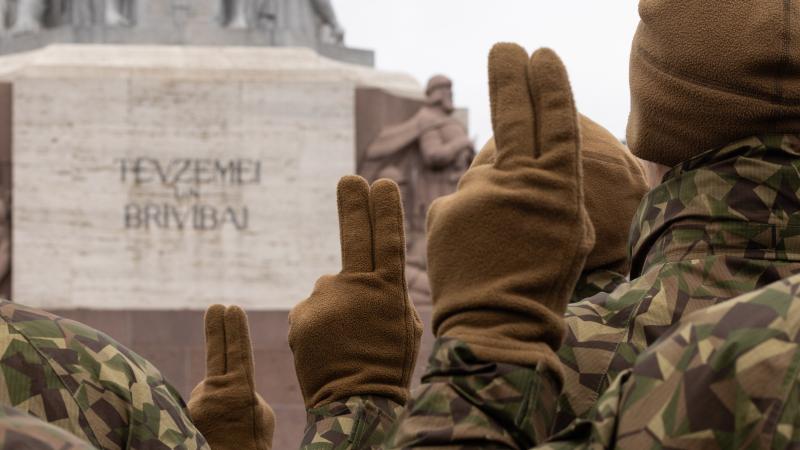 VAD karavīri dod zvērestu pie Brīvības pieminekļa