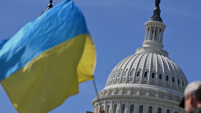 Ukrainas karogs pie Kapitolija