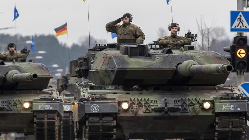 Vācijas karavīri ar tankiem "Leopard 2" Lietuvas Neatkarības dienas svinībās
