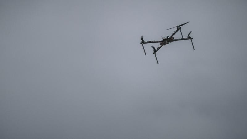 Drons lidojumā Ādažu poligonā