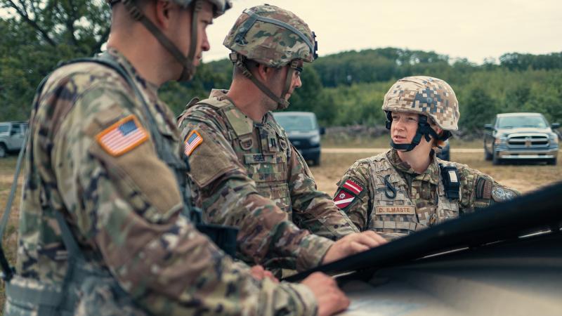 ASV karavīri sadarbojas ar Latvijas karavīru kopīgās mācībās