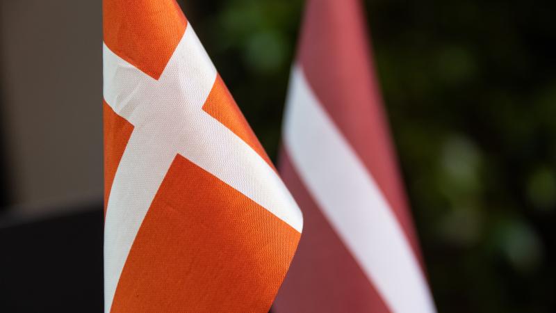 Latvijas un Dānijas karogi