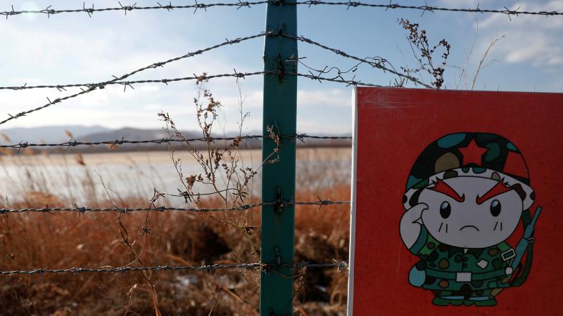 Animēts dusmīgs karavīrs uz Krievijas, Ķīnas un Ziemeļkorejas robežas