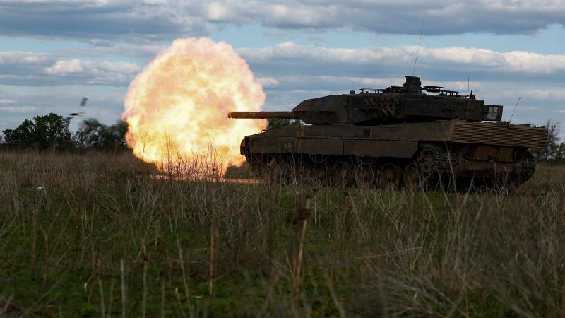  Ukrainas bruņoto spēku karavīri šauj ar "Leopard 2A6" kaujas tanku