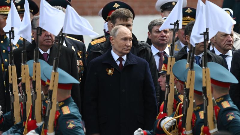 Agresorvalsts Krievijas diktators un kara noziedznieks V. Putins pieņem tā sauktās "uzvaras dienas" parādi