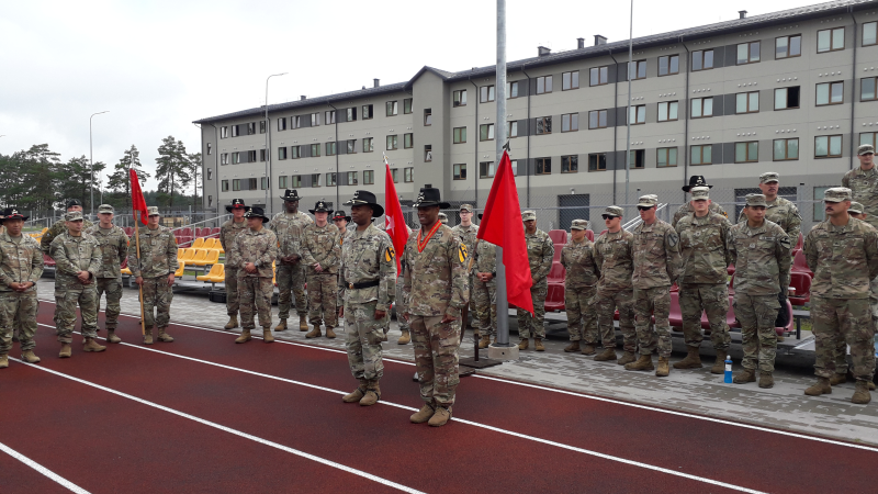 pulkvedis Nikolass H. Dvončs un pulkvedis Timotijs D. Getlinus 