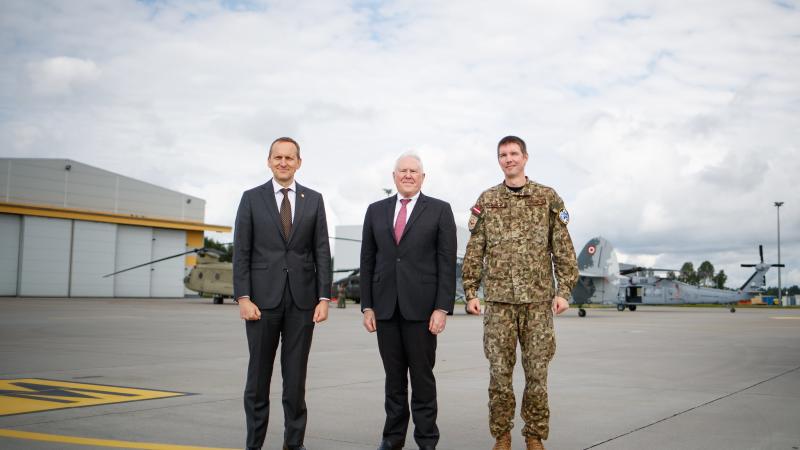 AM valsts sekretārs Aivars Puriņš, ASV Gaisa spēku sekretārs Frenks Kendals un Gaisa spēku komandieris pulkvedis Viesturs Masulis