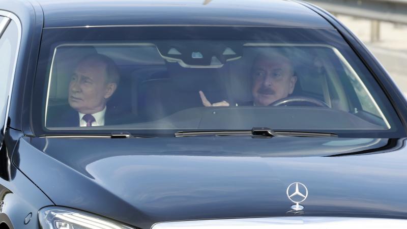 Azerbaidžānas prezidents Ilhams Alijevs vizītes laikā Baku savā limuzīnā vadā kara noziedznieku un Krievijas diktatoru Vladimiru Putinu