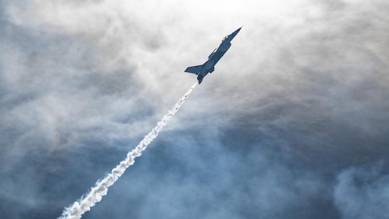 F-35 iznīcinātājs debesīs