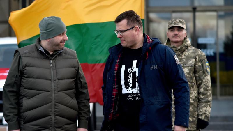 Ukrainas aizsardzības ministrs Rustams Umerovs un Lietuvas aizsardzības ministrs Laurins Kaščiūns tikšanās laikā