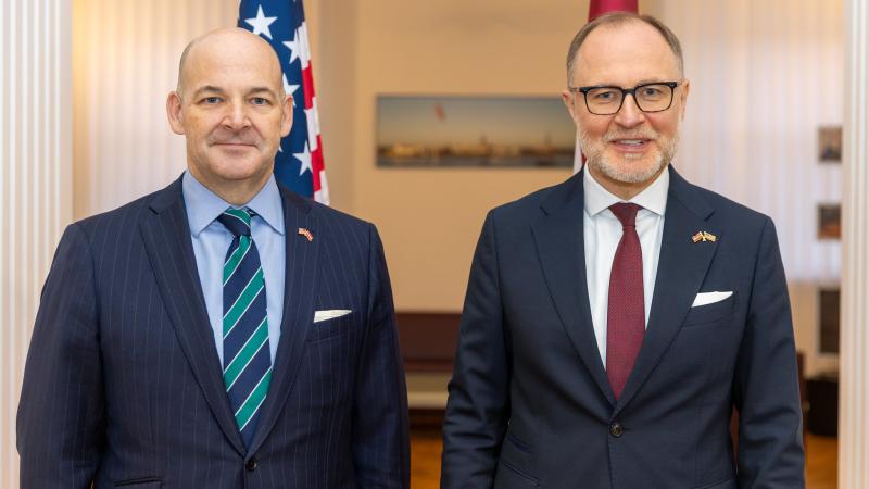 ASV vēstnieks Latvijā Kristofers Robinsons un aizsardzības ministrs Andris Sprūds