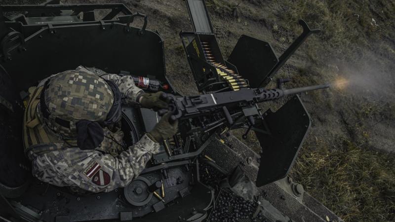 Zemessardzes 2. Vidzemes brigādes zemessargs mācību laikā