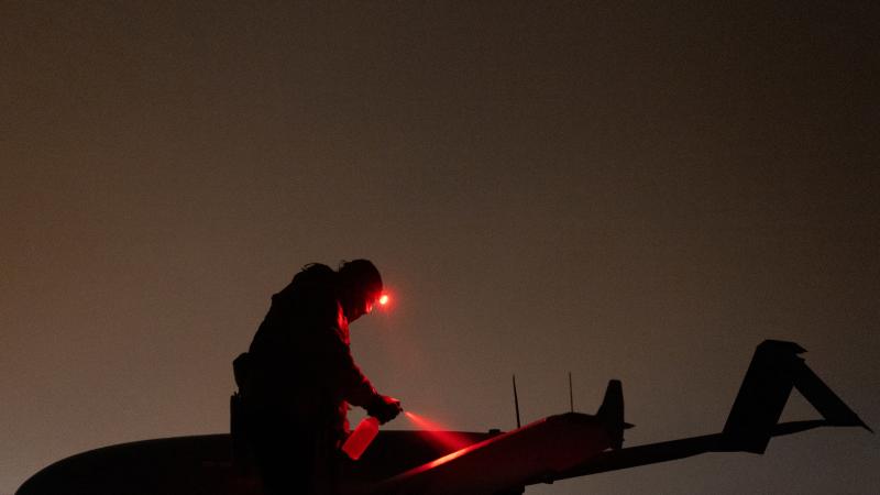 Ukrainas bruņoto spēku karavīrs sagatavo trieciendronu palaišanai