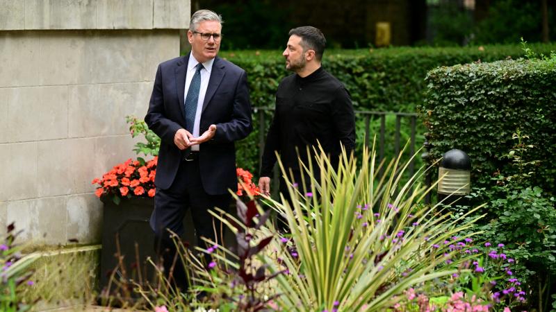 Lielbritānijas premjerministrs Kīrs Stārmers un Ukrainas prezidents Volodimirs Zelenskis