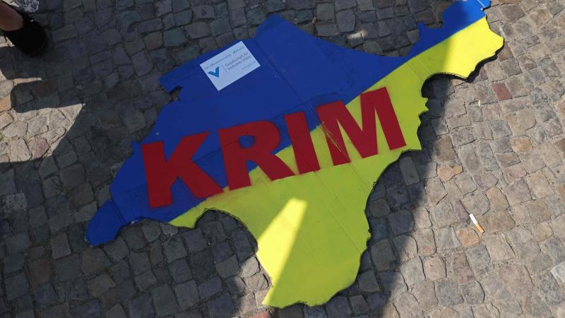 Protesta plakāts Krimas kartes formā