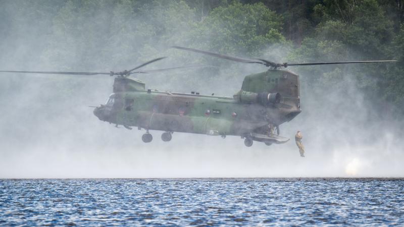 Karavīru desantēšana Ādažos