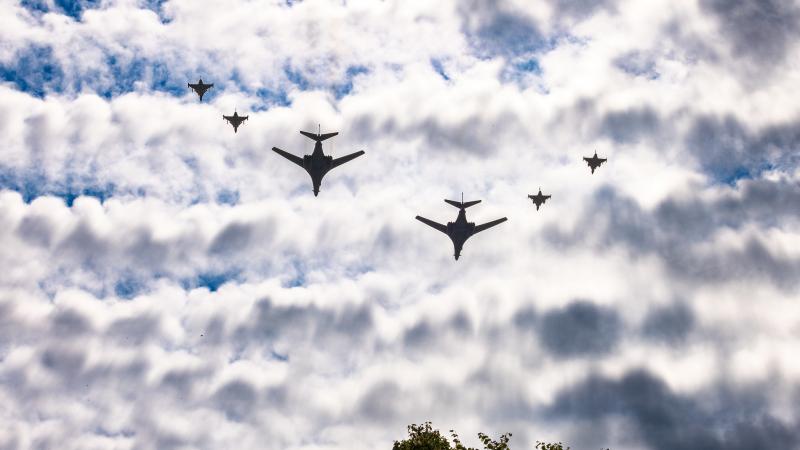 ASV un sabiedroto Gaisa spēku zemais pārlidojums virs Latvijas