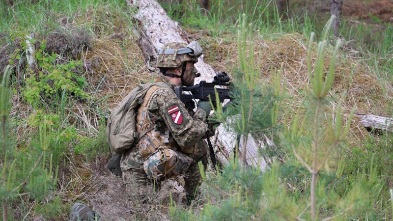 Zemessardzes 4.Kurzemes brigādes zemessargs mācībās