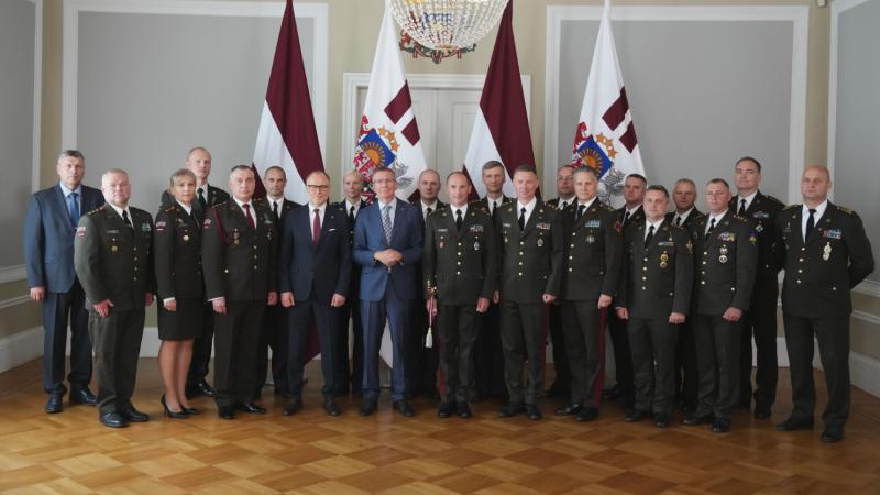 Valsts prezidents pasniedz brigādes ģenerāļa dienesta pakāpi pulkvedim Aivaram Krjukovam