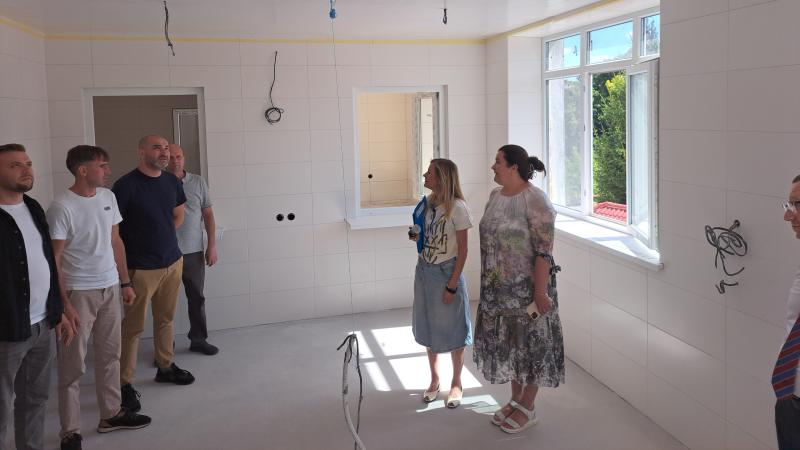 Fonda Uzņēmēji mieram vadītāja Laura Skrodele kopā ar Čerņihivas apgabala bērnu slimnīcas vadītāju Tatjanu Lebedevu un būvniekiem aplūko rekonstrukcijas gaitu slimnīcas zīdaiņu operācijas blokā