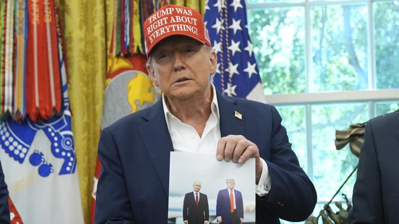 ASV prezidents Donalds Tramps Baltā nama Ovālajā kabinetā demosntrē kopējo fotoattēlu ar Krievijas diktatoru un kara noziedznieku Vladimiru Putinu