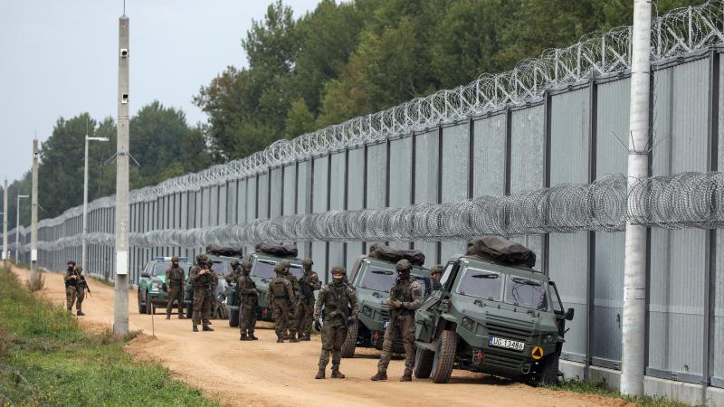 Polijas karavīri pie robežas ar Baltkrieviju
