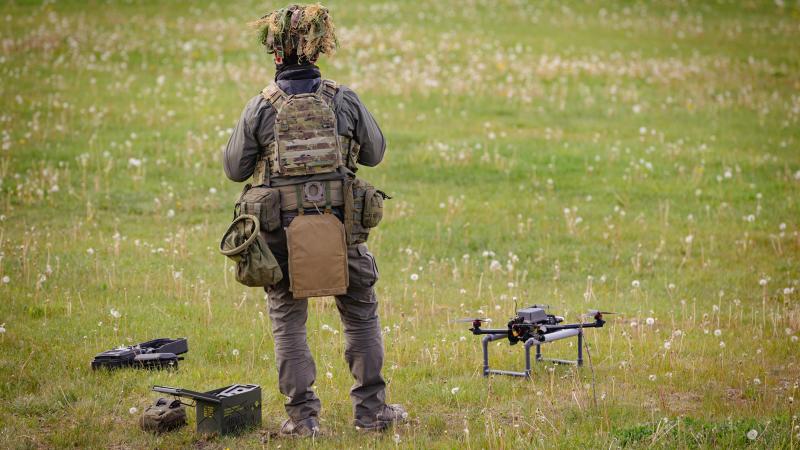 Dronu tehnoloģiju demonstrācija poligonā "Mežaine"