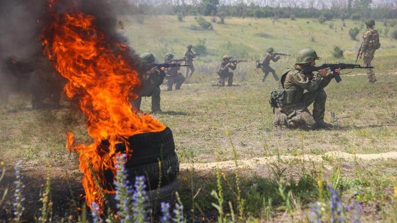 Krievijas karavīri militārās mācībās