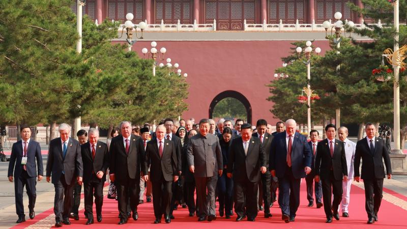 Trīs valstu diktatori Ķīnas militārajā parādē