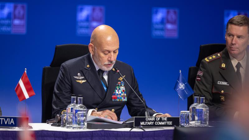 NATO Militārās komitejas priekšsēdētājs Itālijas Jūras spēku admirālis Džuzeppe Kavo Dragone (Giuseppe Cavo Dragone)