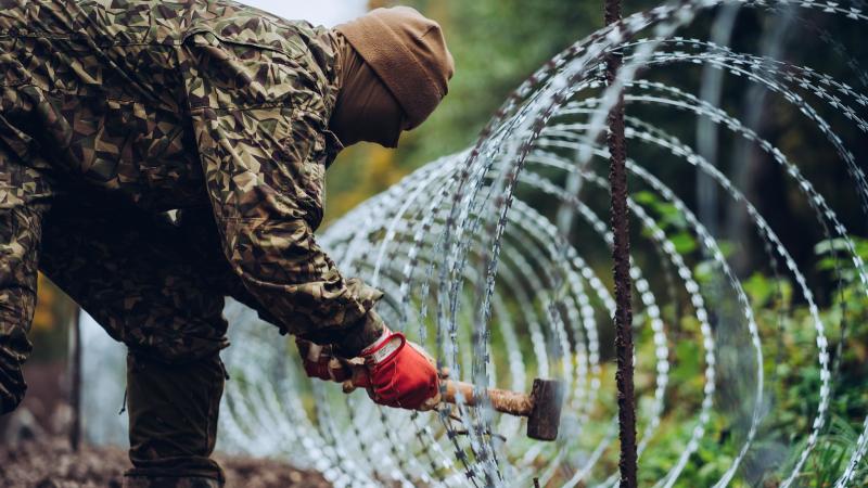 NBS karavīrs izbūvē Latvijas Austrumu robežu
