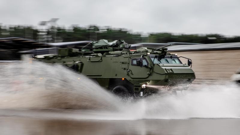 Patria brauc cauri peļķei