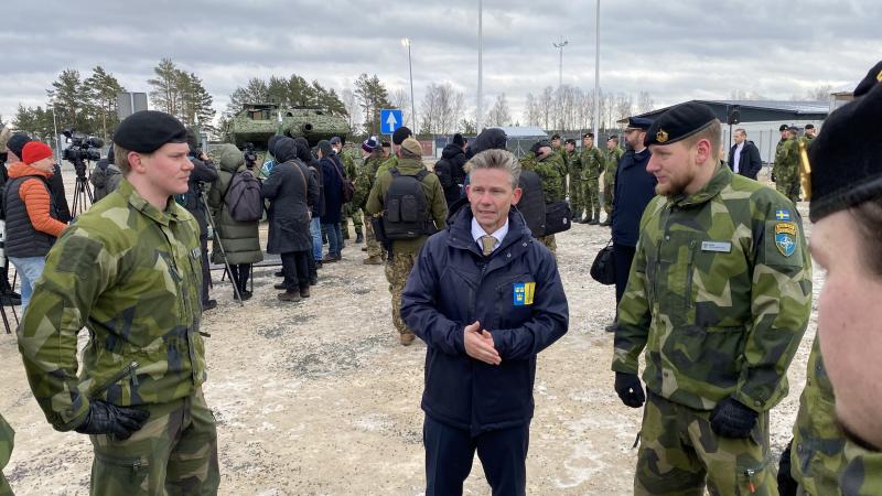 Zviedrijas aizsardzības ministrs Ādažos