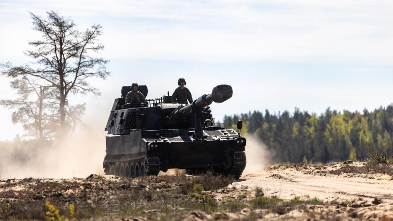 Pirmā valsts aizsardzības dienesta iesaukuma karavīri piedalās rezerves karavīru apmācībā