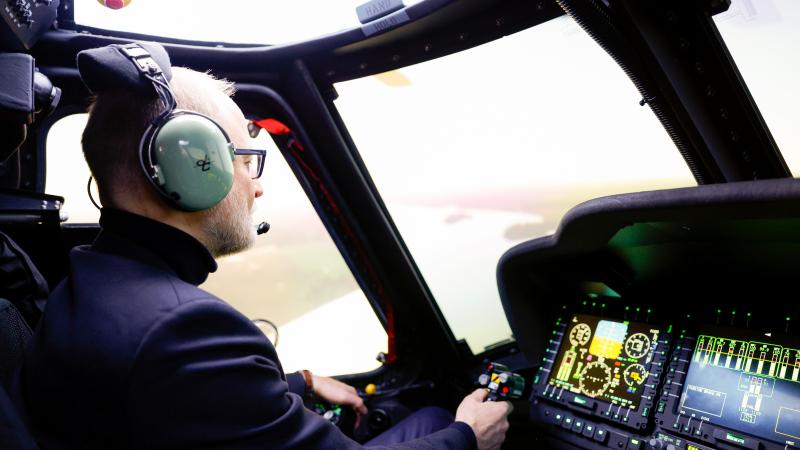 Lielvārdē atklāj UH-60M “Black Hawk” lidojumu mācību simulatora klasi