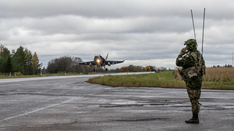 Kanādas Karalisko gaisa spēku iznīcinātāju CF-18 nolaišanās uz publiskās lietošanas autoceļa Igaunijā