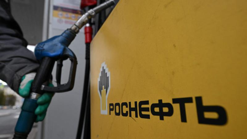 Krievijas naftas tirgotāja "Rosņeftj" uzpildes stacija