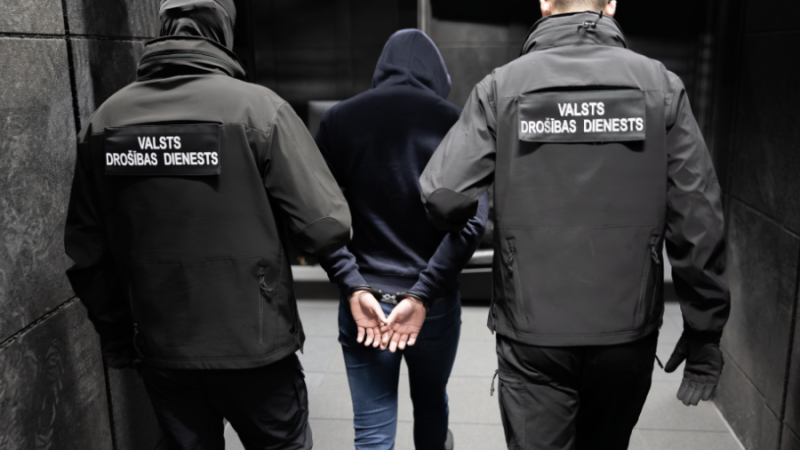 Informatīvs attēls, kurā dienests aiztur personu